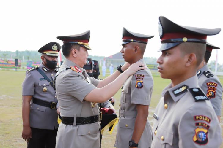 Tanda Pangkat Bripdanya Disematkan oleh Kapolda Riau Irjen M Iqbal, Anak Tukang Las Ini Raih Nilai Tertinggi