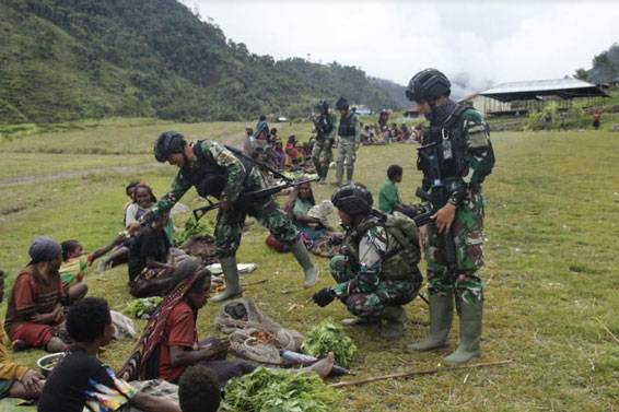 Aksi Satgas Satuan Organik Yonif Raider 321/GT Bangkitkan Perekonomian Masyarakat di Pasar Mbua