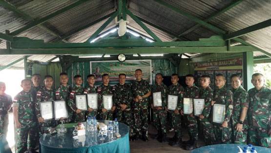 Dankolakops 172/PWY Beri Penghargaan Kepada Personel Satgas Yonif 126/KC