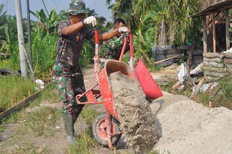Gerobak Sorong 'Sahabat Sejati' Satgas di Lokasi Sasaran Fisik Pra TMMD ke 114
