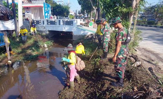 Satgas TMMD 114 Kodim 0301/PBR Bersama Forkopimda Pekanbaru Bersihkan Drainase di Jalan Arifin Ahmad