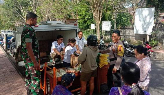 Digeruduk Warga, Pasar Murah di Semarapura Dikawal Babinsa