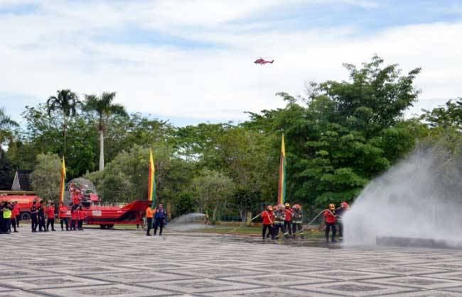 Helikopter PT Arara Abadi-APP Sinas Mas Lakukan Tiga Kali Waterbombing saat Apel Siaga Siak