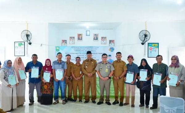 Masyarakat Dua Kampung di Koto Gasib Terima Sertifikat Program Tora