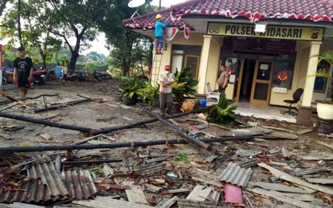 Angin Puting Beliung Terjang Indramayu