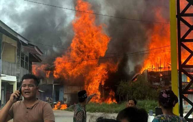Jelang Solat Jumat, 30 Rumah Ludes Terbakar di Pujud Rohil