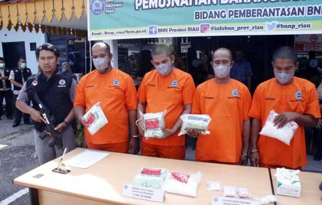 BNNP Riau Sita 5 Kilogram Sabu dan 479 Butir Ekstasi Jaringan Internasional, 4 Pria Ditangkap
