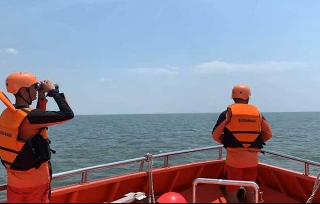 Dihantam Gelombang, Kapal 11 ABK Karam