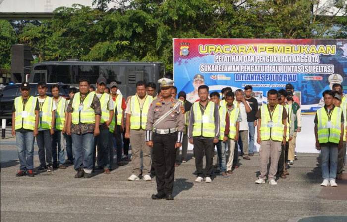 Puluhan Pak Ogah Dilatih Membantu Atur Lalu Lintas