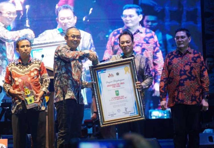 SF Hariyanto Diberi Penghargaan Pin Emas dari PWI Riau