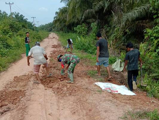 Babinsa Koramil 0321- 05 / RM Bersama Warga, Goro Perawatan Jalan Kampung Sei Manasib Bangko Pusako