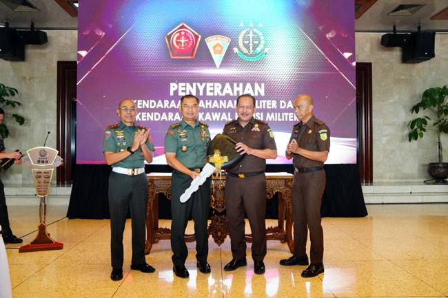 TNI Terima Hibah Mobil Kawal dan Mobil Tahanan Militer dari Kejaksaan RI