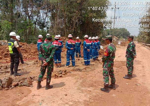 Tinjau Rumah Warga Korban Semburan Pipa Bocor, Tiga Anggota Koramil 0321-05/RM Lakukan Pengamanan