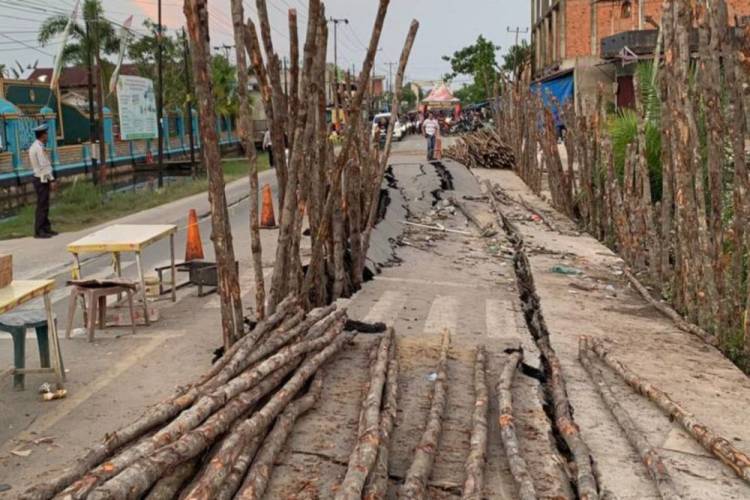 Pascalongsor, Retakan Jalan Parit Enam Tembilahan Semakin Parah