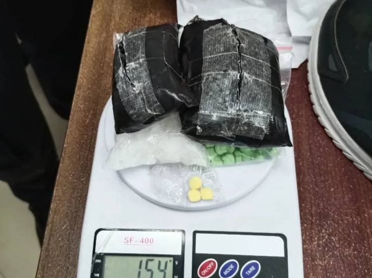 Petugas Avsec dan TNI AU Bandara SSK II Gagalkan Penyelundupan Sabu dan Ekstasi