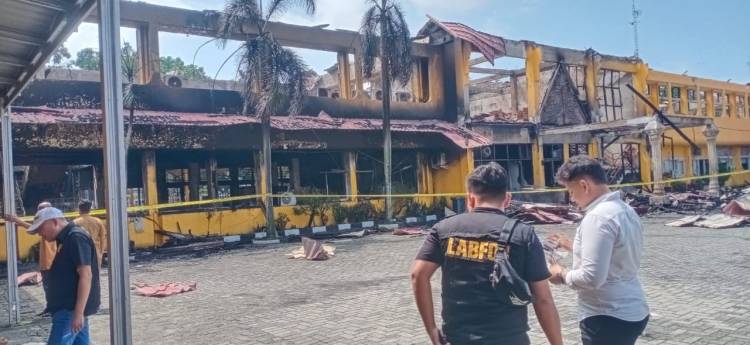 90 Persen Gedung Disnakertrans Riau Hangus Terbakar, Labfor Polda Riau Olah TKP
