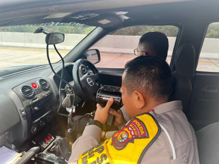 Pantau Kendaraan Langgar Batas Kecepatan, Dirlantas Polda Riau Gunakan Speed Gun