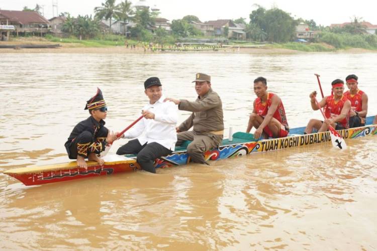 Gubernur dan Dikha Kayuh Jalur di Batang Kuantan