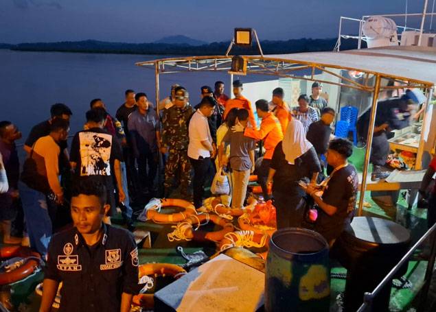 TNI Kerahkan Unsur Laut untuk Evakuasi Kapal Terbakar KM Barcelona VA di Perairan Talise, Minahasa Utara