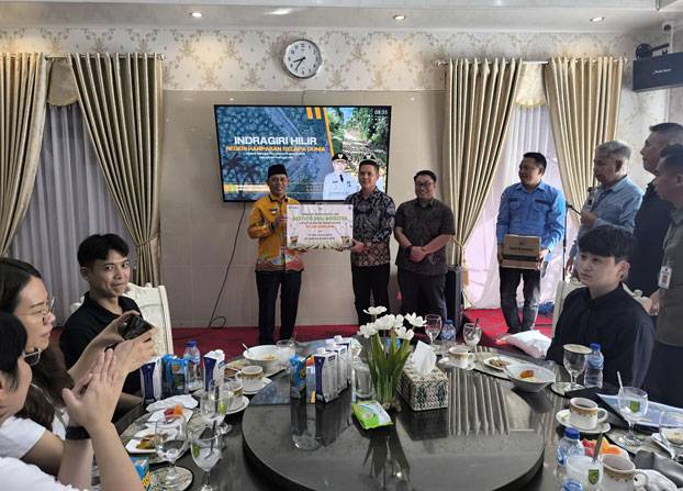 Bupati Inhil H. Herman Jamu Tim Hilirisasi Kelapa Bappenas dan Investor di Kediaman