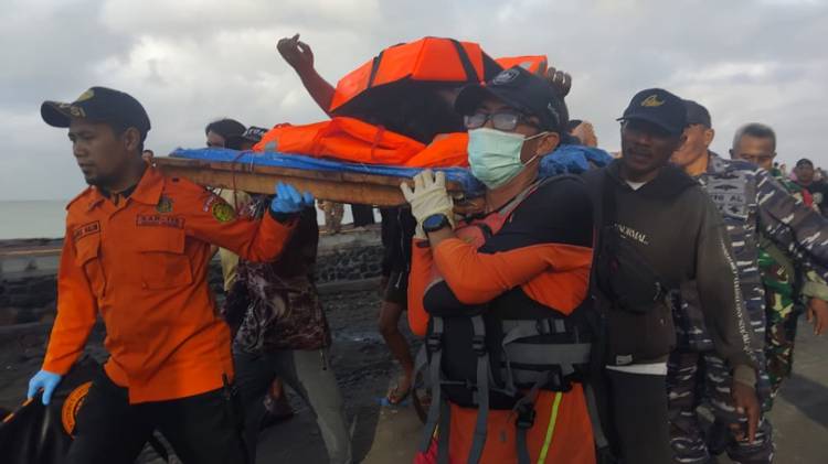 TNI Kerahkan Kekuatan Laut dan Udara Respon Cepat Tenggelamnya KMP Tunu Pratama Jaya
