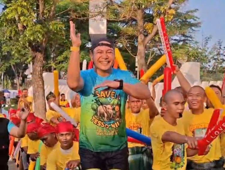 Kapolda Riau  Peragakan  'Aura Farming' Pacu Jalur di CFD