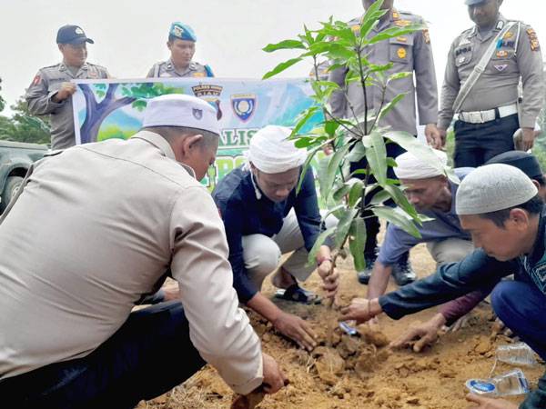 Dukung Program Kapolda Riau, Ketum Majelis Mursyidin Tanam Pohon di Majelis Zikir