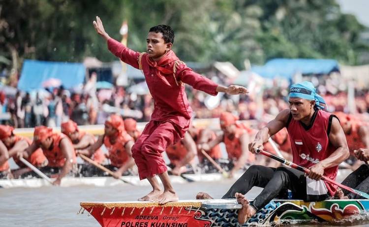 Viral "Aura Farming" Pacu Jalur, Abdul Wahid: Pertanda Budaya Riau Mengakar
