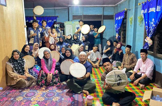 Main Kompang Bersama Warga, Mahasiswa Kukerta UNRI Ikut Melestarikan Budaya Lokal