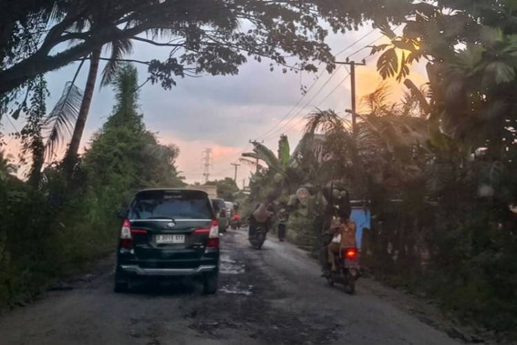 Truk Batu Bara Sebabkan Jalan di Kuala Cinaku Makin Parah