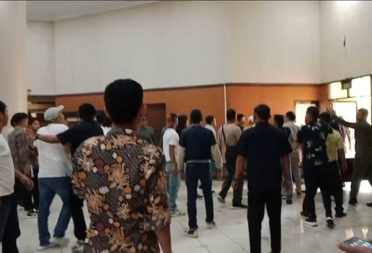 Bentrok Dua Kubu Saat Rapat Banggar DPRD Riau, Indra Gunawan Eet Buka Suara