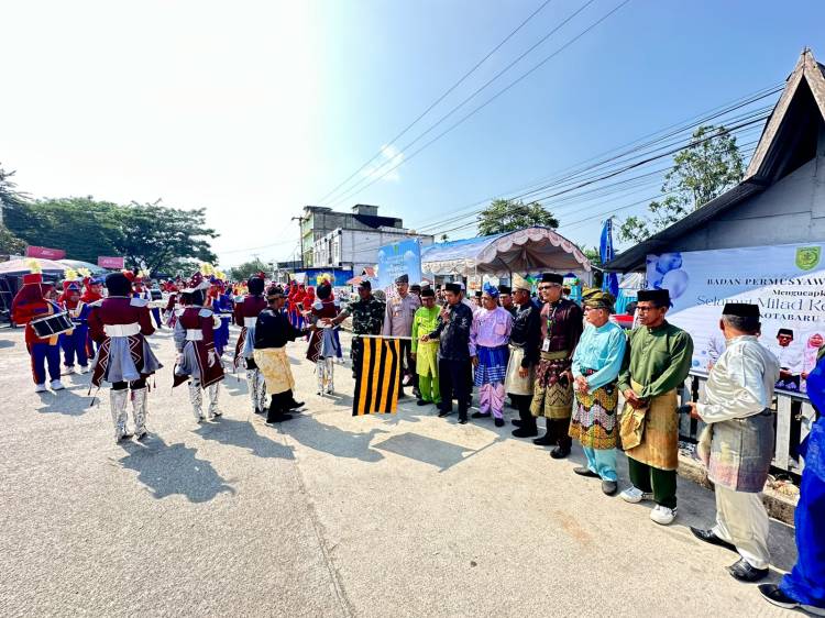 Samsuri Daris Lepas Pawai Milad ke-86 Desa Kotabaru Inhil