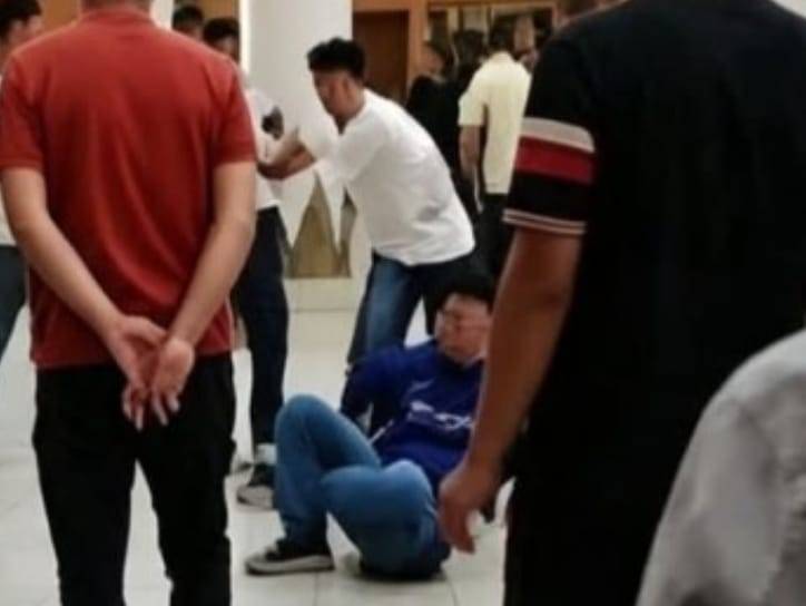 Rapat Banggar DPRD Riau Ricuh, Dua Kubu Adu Fisik