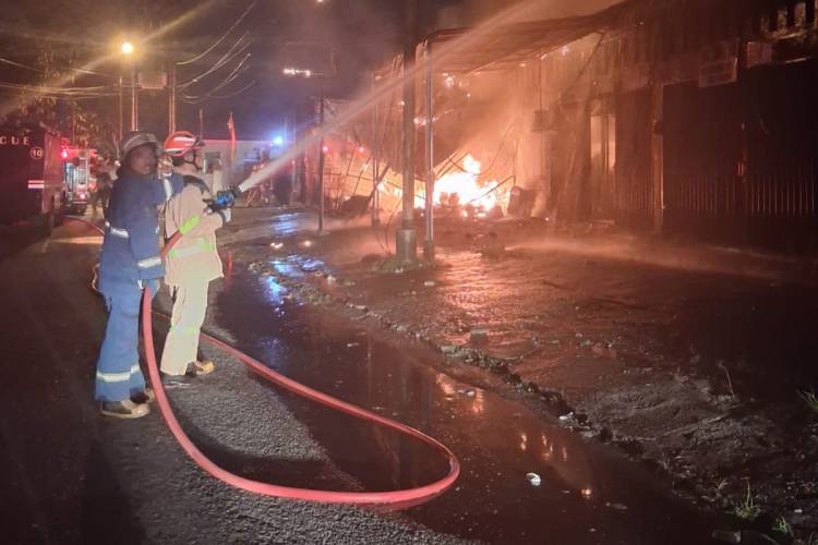 Lima Kios di Jalan Belimbing Ludes zterbakar Dinihari Tadi