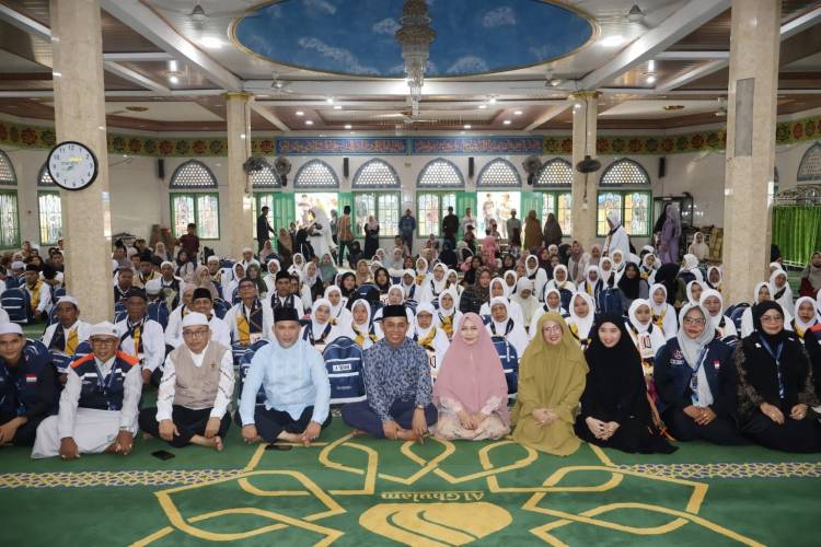 Lepas Jamaah Umrah Asal Inhil, Bupati Herman: Jaga Kesehatan dan Keselamatan