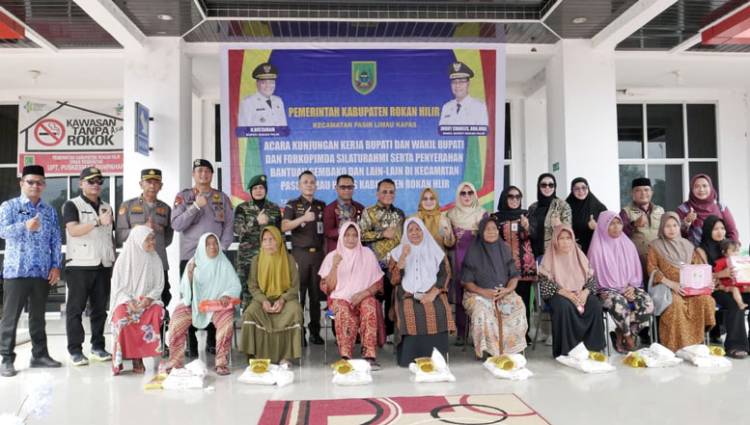 Kunjungan Kerja ke Pasir Limau Kapas, Bupati Rohil Serahkan Berbagai Bantuan