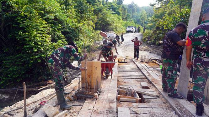 Dansatgas TMMD Ke-129 Tinjau Langsung Rehab Jembatan di Kampung Sesor
