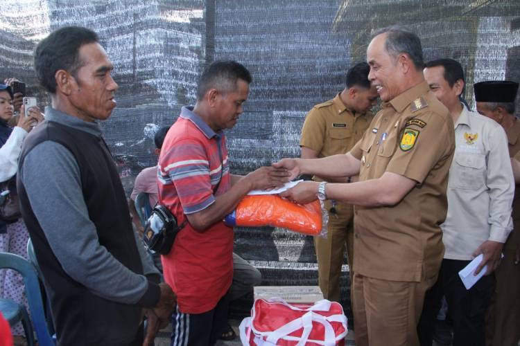 Bupati Serahkan Bantuan untuk Korban Kebakaran di Tembilahan Hilir