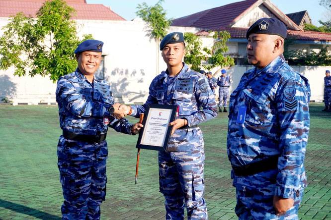 Komandan Lanud Sjamsudin Noor Anugerahkan Piagam Penghargaan Kepada Dua Personel Berprestasi