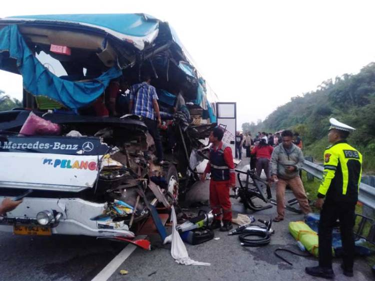 Bus Pelangi Hantam Ekor Truk di Tol Permai, 2 Tewas,Belasan Terluka