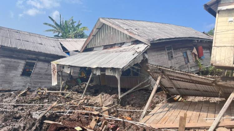 Abrasi Desa Sungai Nyiur Inhil, Sejumlah Bangunan Rusak Berat