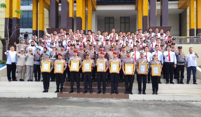 Kapolda Riau Berikan Penghargaan kepada 133 Personel dan Mitra, Tekankan Polisi Harus Peduli, Peka, dan Humanis