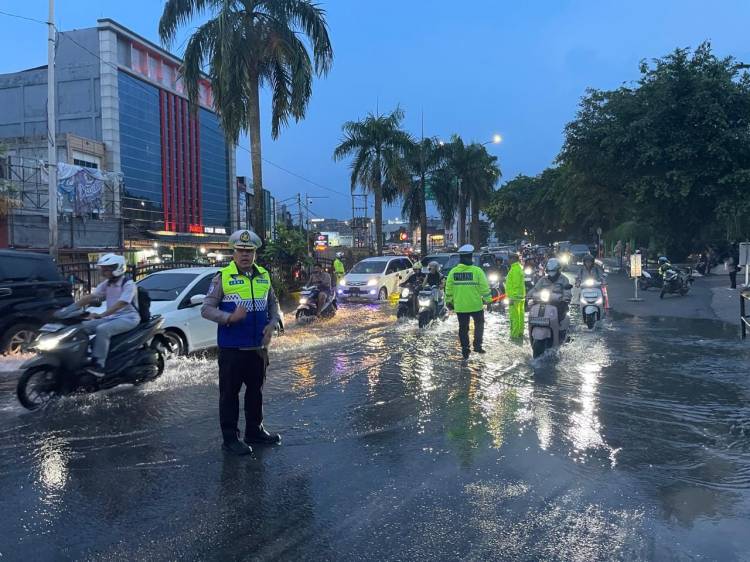 Hujan 3 Jam, Sudirman dan Diponegoro Pekanbaru Tergenang