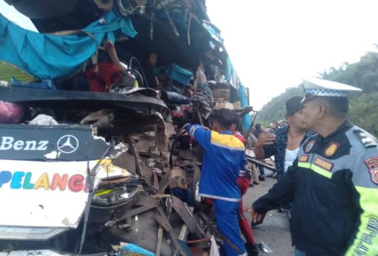 Personel PJR Polda Riau Evakuasi Korban Kecelakaan di Tol Pekanbaru&ndash;Dumai