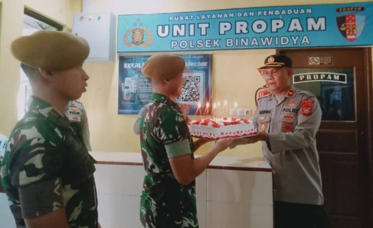 Puluhan Anggota TNI Datangi Polsek Bina Widya Pekanbaru, Ada Iringan Lagu Ulang Tahun Hari Bhayangkara