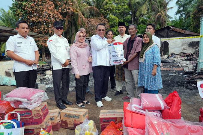 Salurkan Bantuan, Respons Cepat Bupati Rohil H Bistamam Tinjau Kebakaran di Teluk Mega