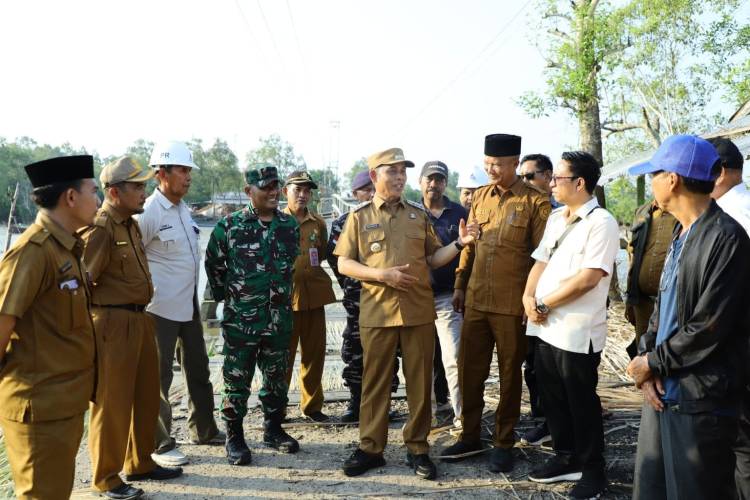 Bupati Herman Tinjau Pembangunan Kantor Camat Tanah Merah