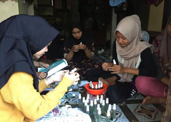 Mahasiswa Kukerta Unri 2021 Sulap Daun Sirih Jadi Handsanitizer