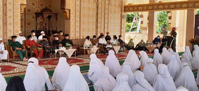 Bersama LAM Riau, Danrem 031/WB Sosialisasikan Dapur Lapangan dan Fogging Disinfektan di Pesantren Al-Faruqi