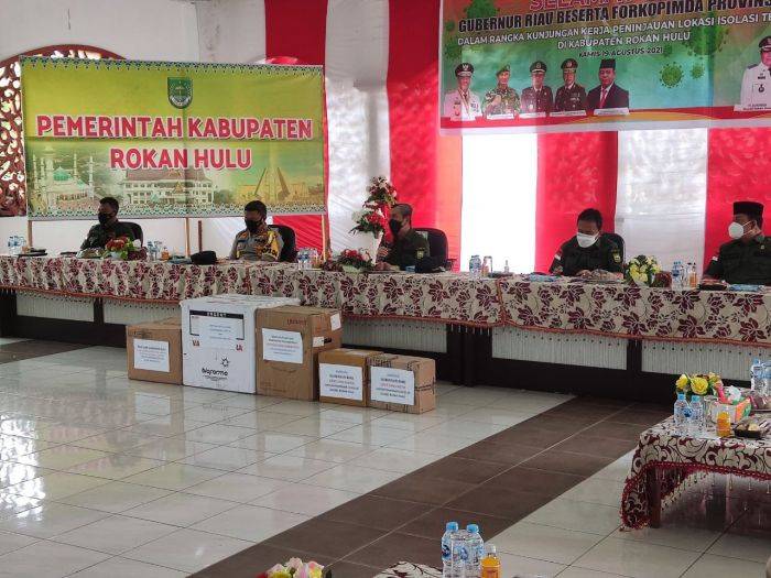Gubernur Riau Syamsuar Bersama Unsur Forkopimda Tinjau Vaksinasi Covid-19 Suku Asli Bonai Rokan Hulu